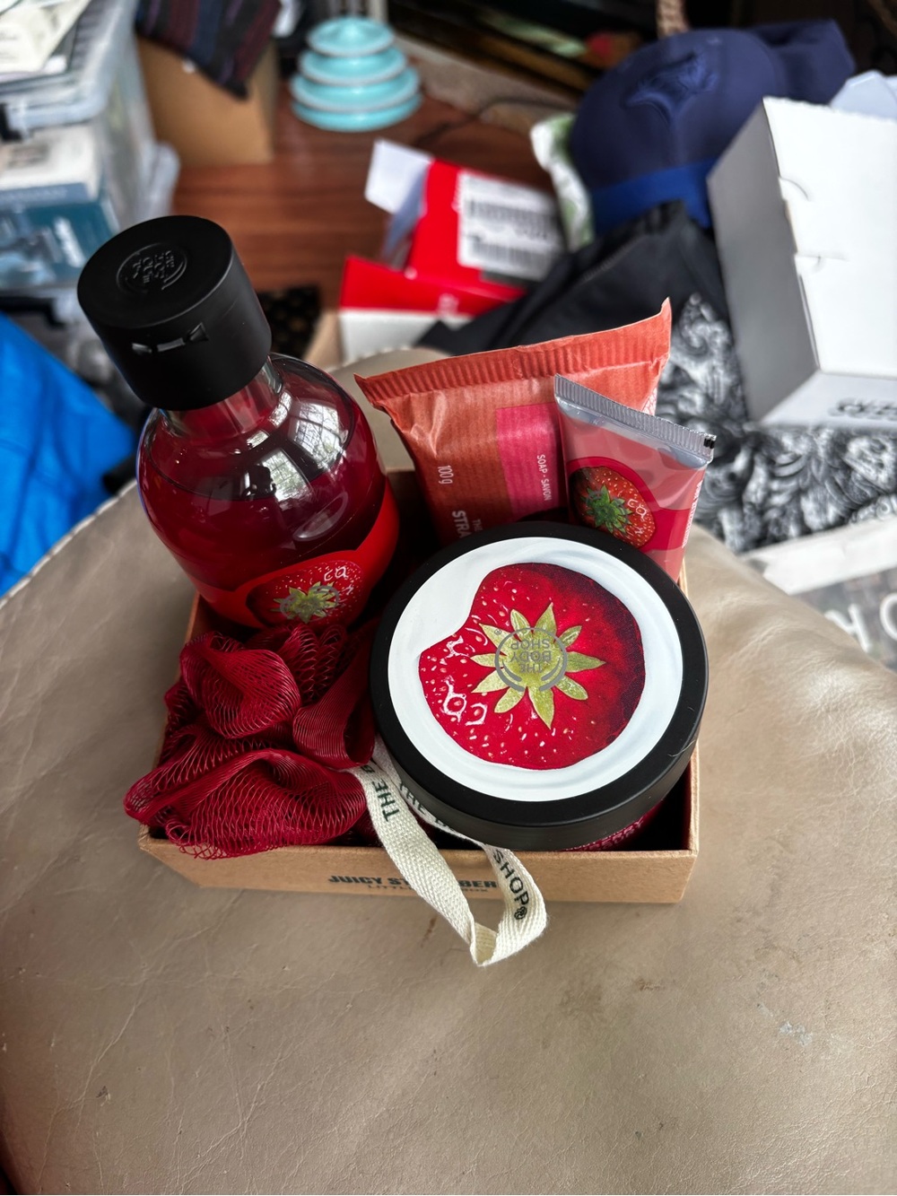The Body Shop Juicy Strawberry Little Gift Box Bath & Body Set.  New! - Picture 2 of 11